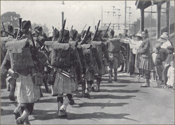 Soldiers of The Black Watch leaving for France in August 1914. National Library of Scotland, Illustrated War News, 19 August 1914 T.259.g 