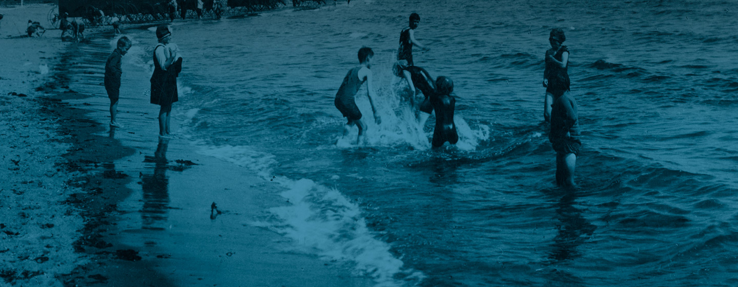 Photograph of people bathing in the sea at Carnoustie, 1901.